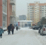 Школы и детские сады - в приоритете: в Заводском районе продолжаются работы по уборке снега - Администрация города